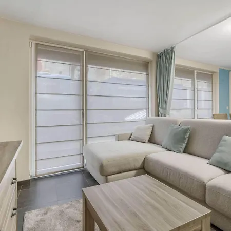Otel Close To The Shopping Street